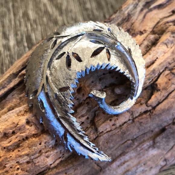 B.S.K. Vintage Silvertone Pin Diamond Cut Leaf - Picture 4 of 12